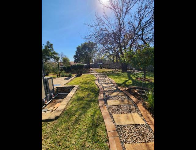 7 BEDROOM HOUSE FOR SALE IN RASLOUW